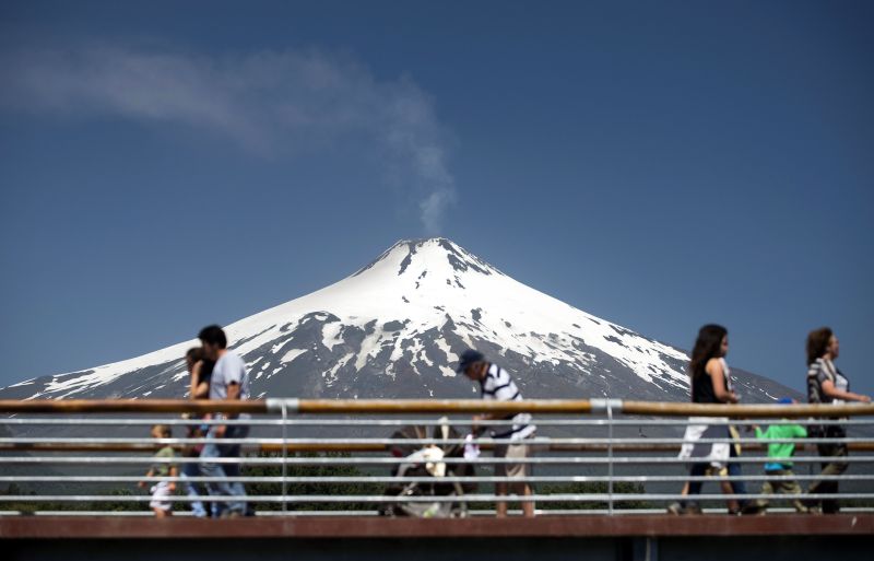 Imagem do último domingo mostra vulcão Villarica expelindo fumaça | Francisco Negroni/Efe