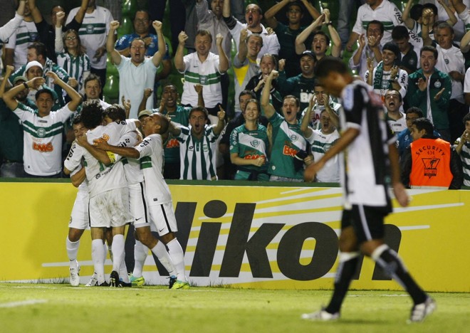 O capitão Tcheco também deixou o dele, de pênalti. | Daniel Castellano/Gazeta do Povo