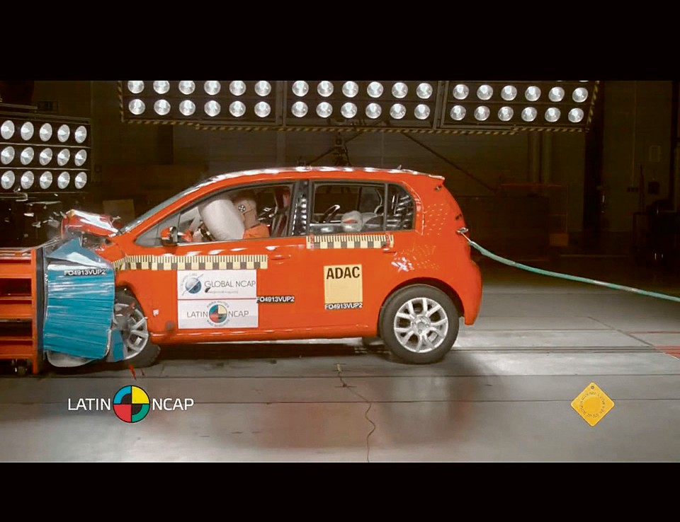 Cinco estrelas para adultos e quatro para crianças, VW up! pode perder pontos por falta de equipamento. | Repodução / Latin NCap