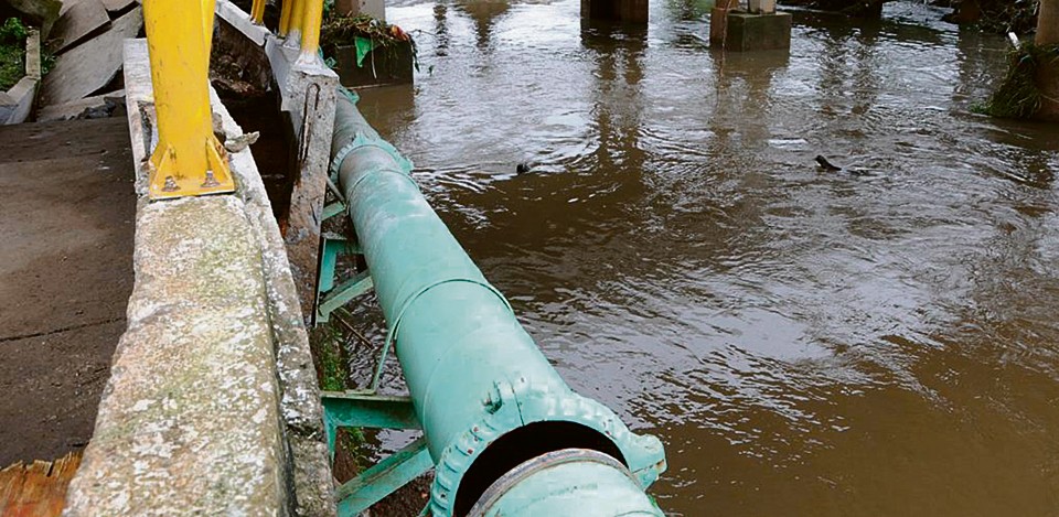 Conserto da adutora, instalada sob a ponte do Rio Iguaçu, na BR-277, pode levar 24 horas, ou mais. | Divulgação/Sanepar