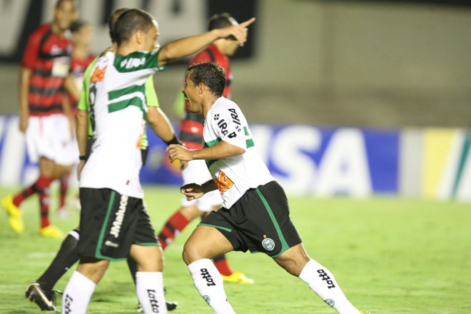 Na segunda fase, o Coritiba venceu o Atlético-GO fora de casa por 2 a 1. Marco Aurélio marcou os dois gols alviverdes. | Carlos Costa/Futura Press