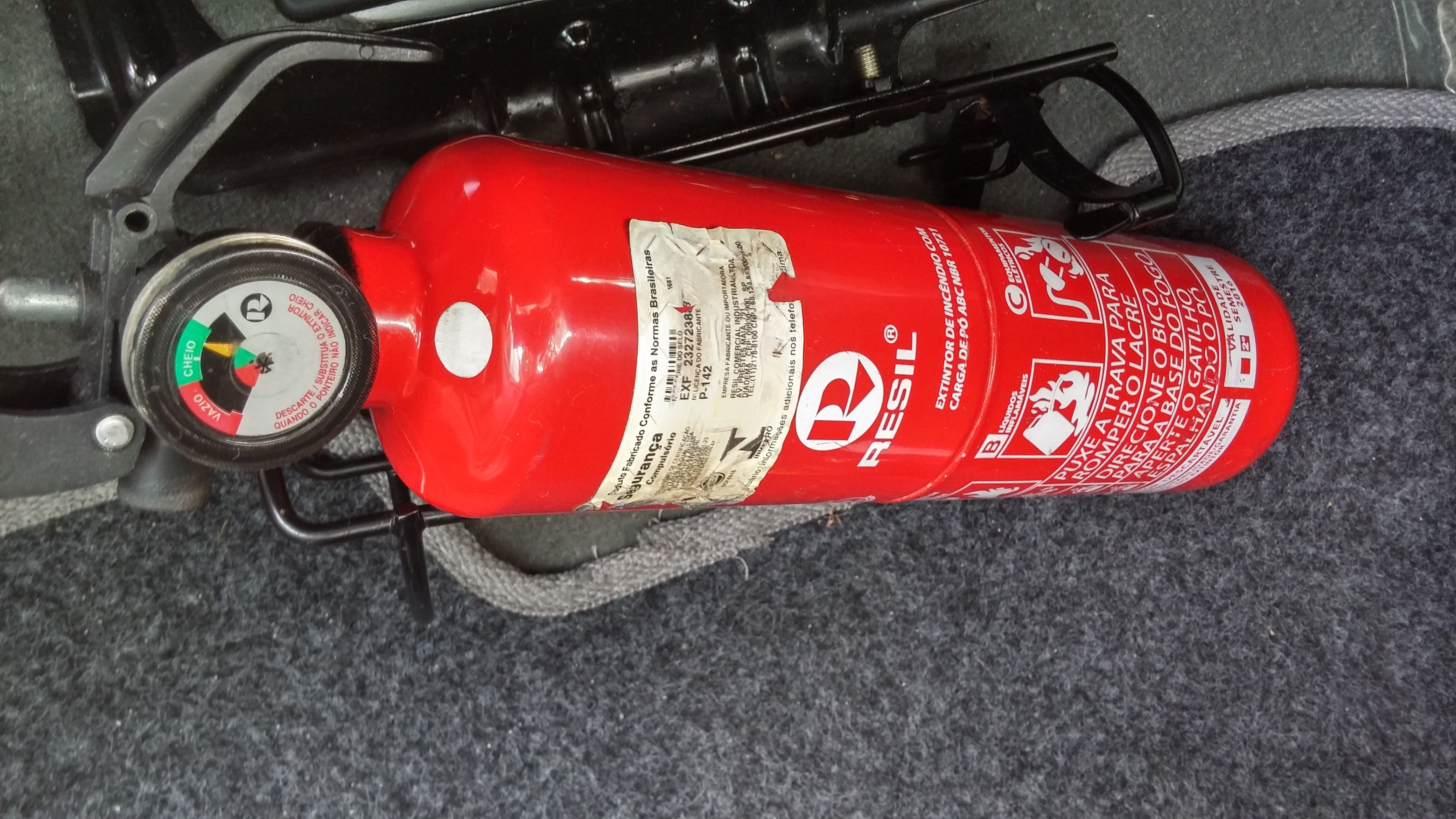 O extintor ABC tem a capacidade de combater incêndios de superfícies sólidas, como papéis, madeira e tecidos. | Fernanda Carvalho/Fotos Públicas