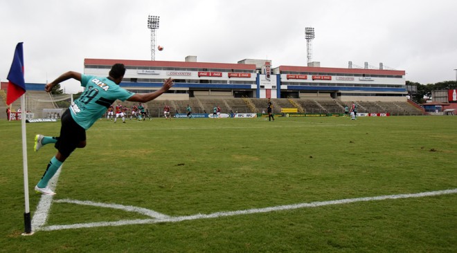Atacante Wallyson cobra escanteio no clássico entre Coritiba e Paraná | Daniel Castellano/Gazeta do Povo