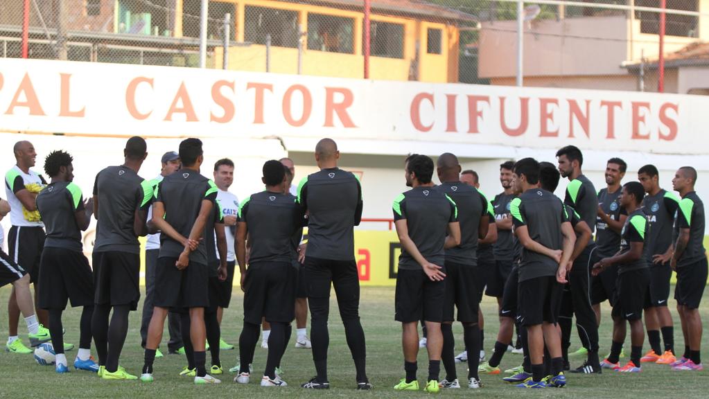 Jogadores do Coritiba conversam antes do treino em Nova Lima, onde o time encara o Villa Nova pela Copa do Brasil. | Coritiba/Divulgação