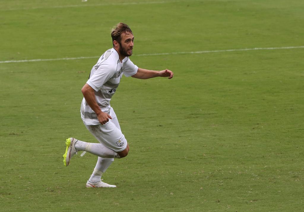 Netinho corre para comemorar o gol da vitória do J. Malucelli. | Ivonaldo Alexandre/Gazeta do Povo