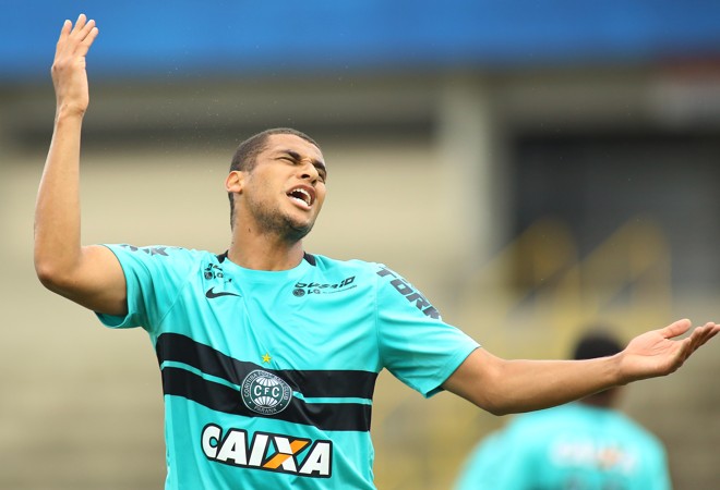 Zagueriro Welinton lamenta oportunidade perdida no clássico Paranatiba | Giuliano Gomes