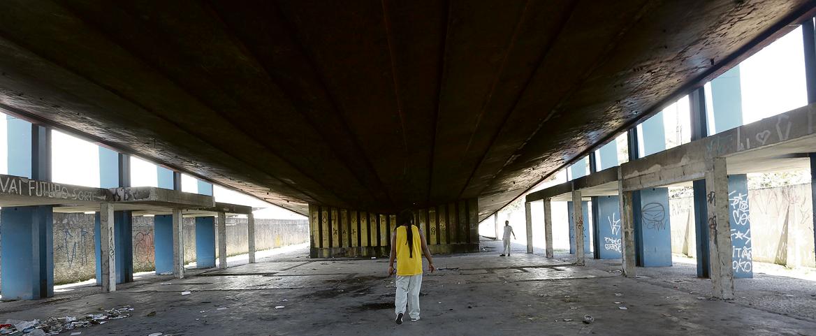 Adegmar José da Silva, o Candiero, circula sob o vão do viaduto do Capanema: projeto será realizado pelo Centro Cultural Humaitá “na raça” em até três anos. | Ivonaldo Alexandre/Gazeta do Povo
