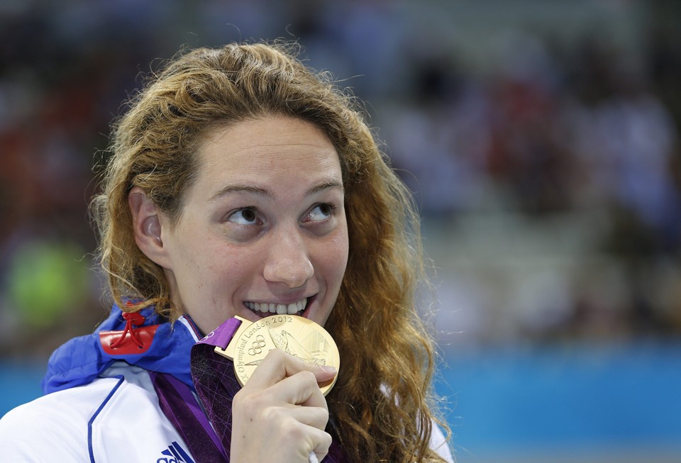 Nadadora Camille Muffat com a medalha de ouro conquistada nas Olimpíadas de 2012 | Patrick B. Kraemer/Efe