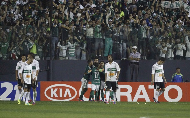 Valdívia, de pênalti, e Thiago Heleno marcaram os gols do Palmeiras. | Jonathan Campos/Gazeta do Povo