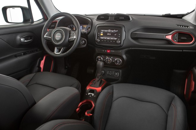 Interior da configuração Longitude, versão intermediária do carro. | 