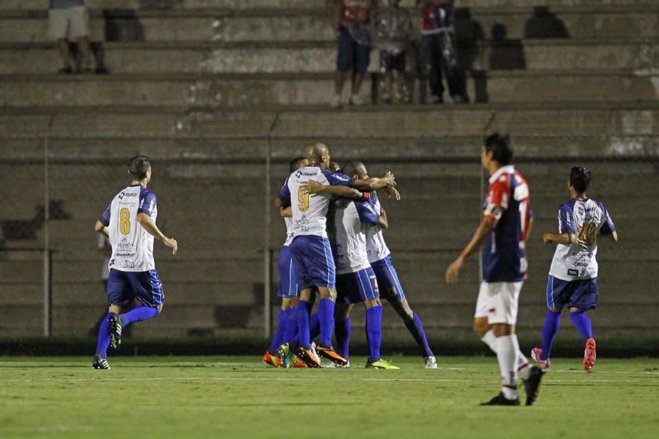 Jogadores do Foz comemoram o gol na Vila Capanema. | Antônio More/Gazeta do Povo