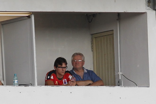 Presidente Rubens Bohlen, pressionado no clube, acompanhou o jogo em Paranaguá. | Marcelo Andrade/Gazeta do Povo