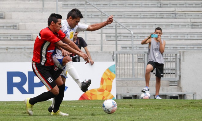 Deu até para o gândula tirar foto do empate entre Andraus e Apucarana Sports na Arena, pela Segundona do Paranaense. | Daniel Castellano/Gazeta do Povo