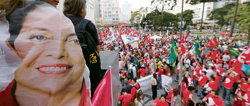 Protesto a favor da presidente Dilma em Curitiba começou na Praça Santos Andrade, no Centro, e foi até a Boca Maldita. | Albari Rosa/Gazeta do Povo