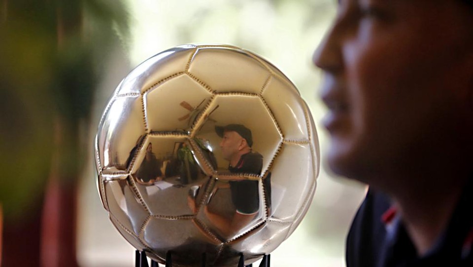 A imagem de Alex Mineiro refletida na Bola de Ouro, da revista Placar, que ele ganhou graças ao desempenho pelo Atlético em 2001. | Albari Rosa/Gazeta do Povo