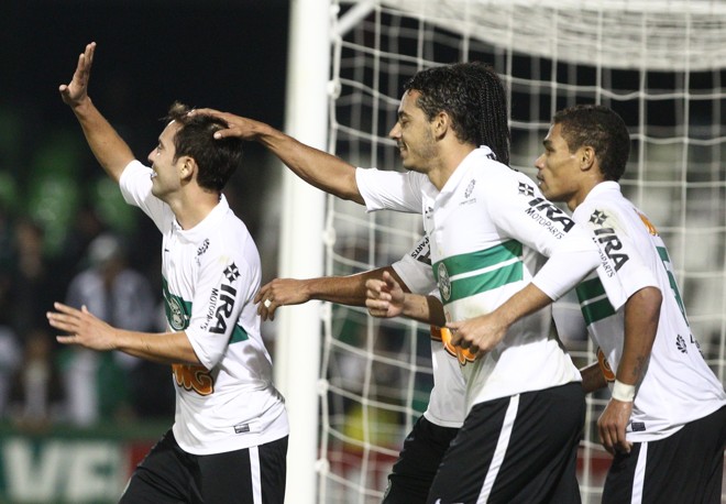 Éverton Ribeiro, em ótima fase, fez um na goleada sobre o Vitória. | Daniel Castellano/Gazeta do Povo