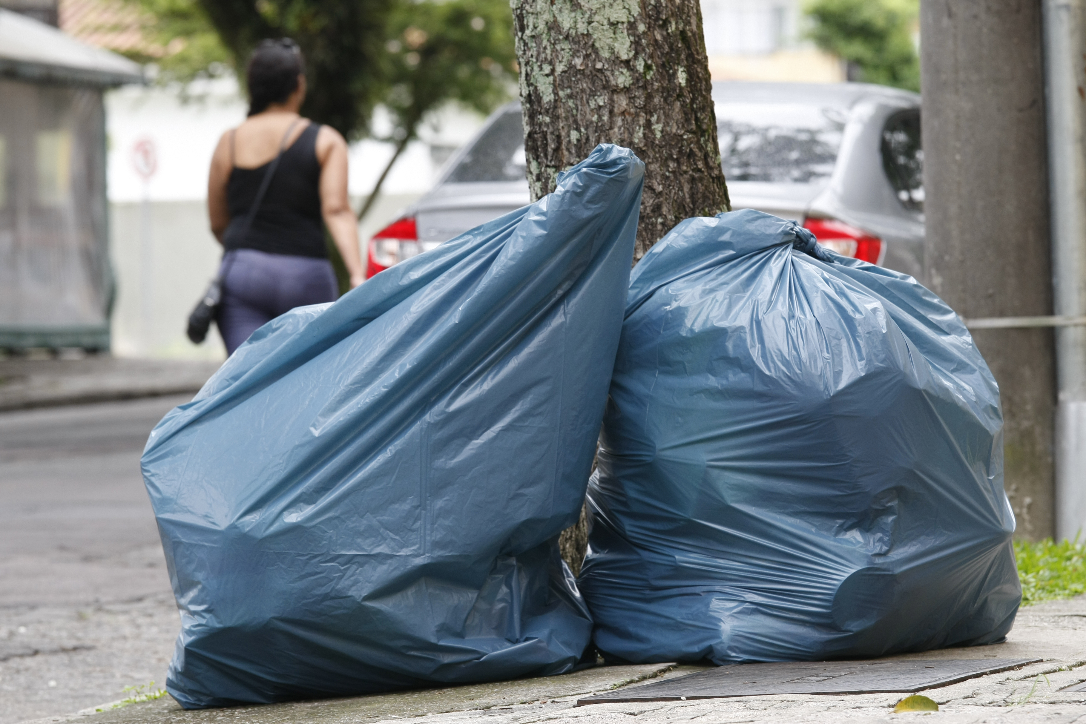 Mesmo com plano emergencial, ruas de Curitiba amanheceram com lixo acumulado nas calçadas | Aniele Nascimento/Gazeta do Povo