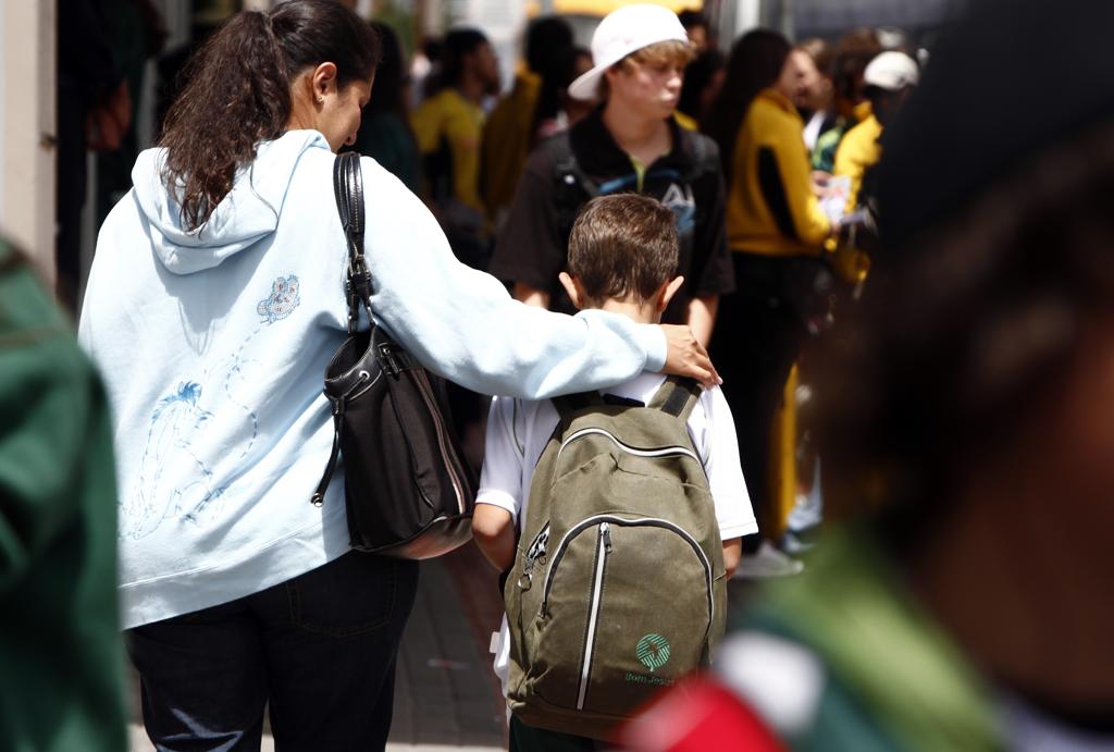 Estudos indicam que o ideal é o peso da mochila não exceder 10% do peso corporal do estudante. | Daniel Derevecki /Gazeta do Povo