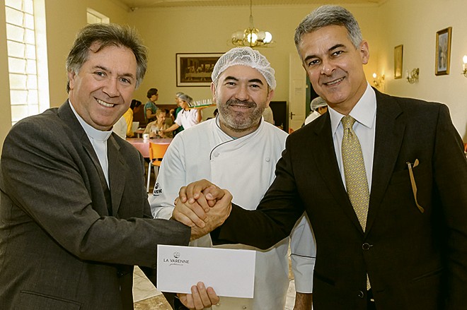 O padre José Aparecido Pinto com o advogado Luiz Antônio Abagge (Totonho), sócio do restaurante La Varenne, e o chef Ivo Lopes no almoço especial realizado terça-feira, no Asilo São Vicente de Paulo, para a entrega dos R$ 5 mil arrecadados no jantar beneficente ocorrido em fevereiro. | Ernesto Vasconcelos