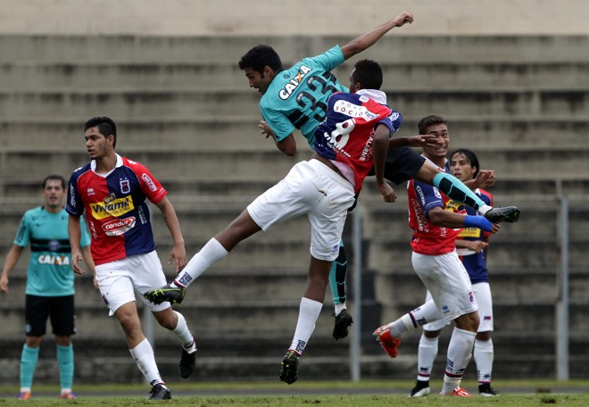 Cáceres, do Coritiba, disputa a bola com Marcos Paulo, do Paraná | Daniel Castellano/ Gazeta do Povo