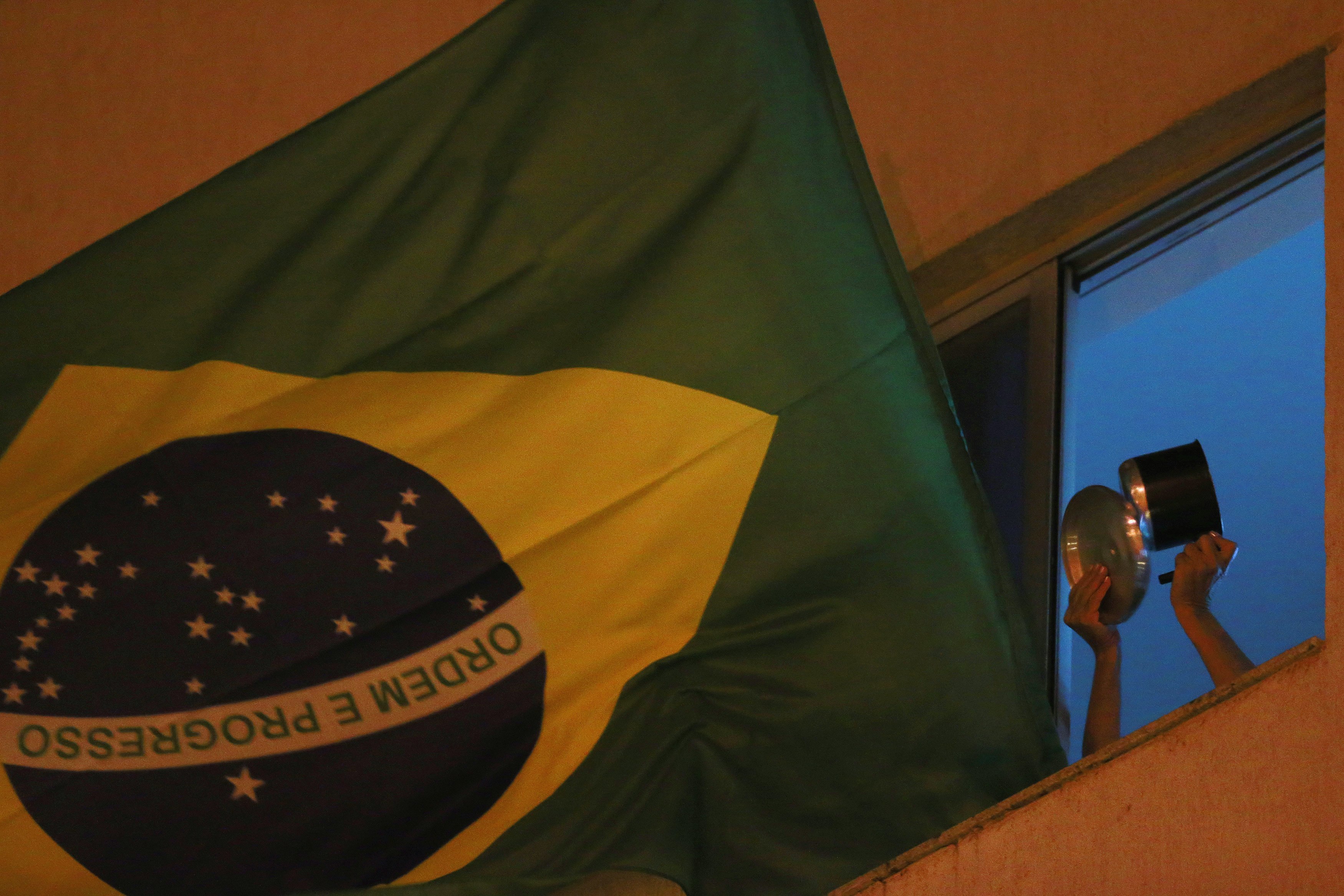 Morador de Brasília exibe a bandeira e bate panela contra o PT | UESLEI MARCELINO/REUTERS