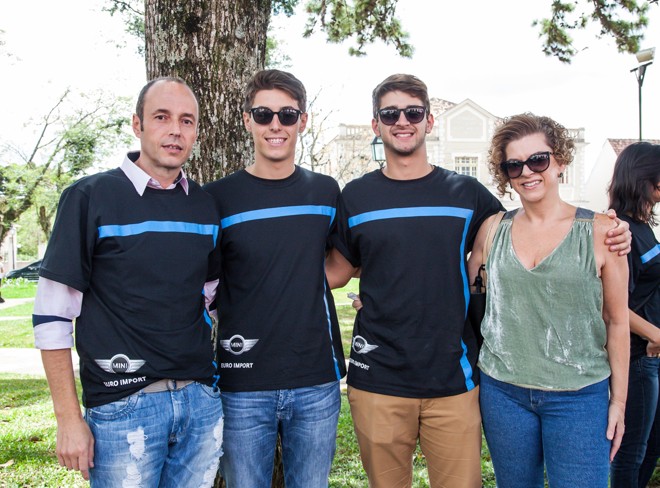 Sandro Mazalli, Sandro Jr. (ambos à esq.), Pedro Wambier e sua mãe, advogada e professora Teresa Wambier, marcaram presença na MINI Parade promovida pela concessionária Euro Import para a apresentação do novo MINI Hatch cinco portas. |