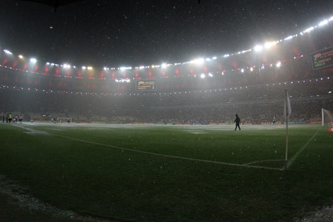 Com o jogo paralisado, os dois times deixaram o campo e ficaram esperando a condição climática melhorar. | Gilvan Souza/ Fla Imagem