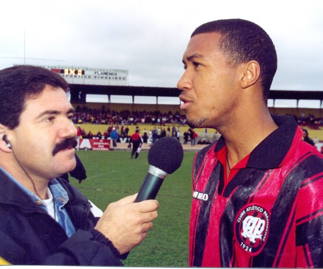 A primeira camisa produzida pela Umbro para o Atlético,a partir de 1997, trajada pelo atacante Lucas, já em 1998. | Arquivo GRPCOM