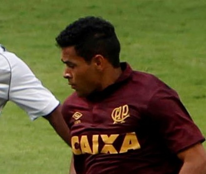 Para comemorar 90 anos do Furacão, em 2014, a Umbro lançou uma camisa número 3 na cor vinho, na foto usada por Éderson. | 