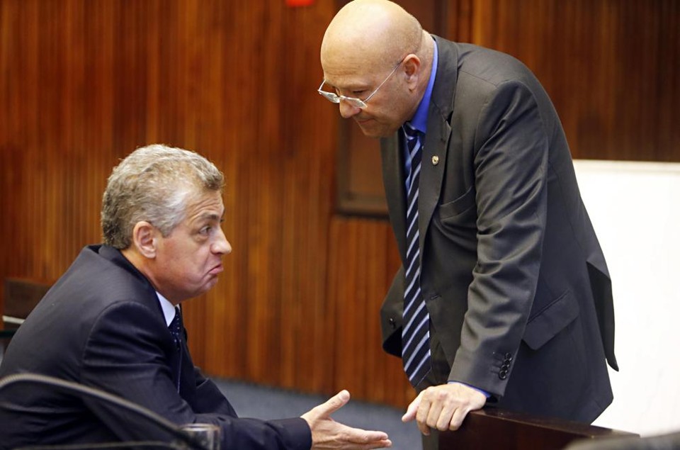 Péricles (esq.) pediu o relatório. Romanelli (dir.) disse que não achou. | Albari Rosa/Gazeta do Povo
