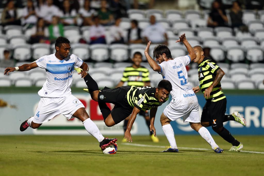 Jogadores do Londrina discordaram da marcação do pênalti sobre Rafhael Lucas | Albari Rosa/Gazeta do Povo
