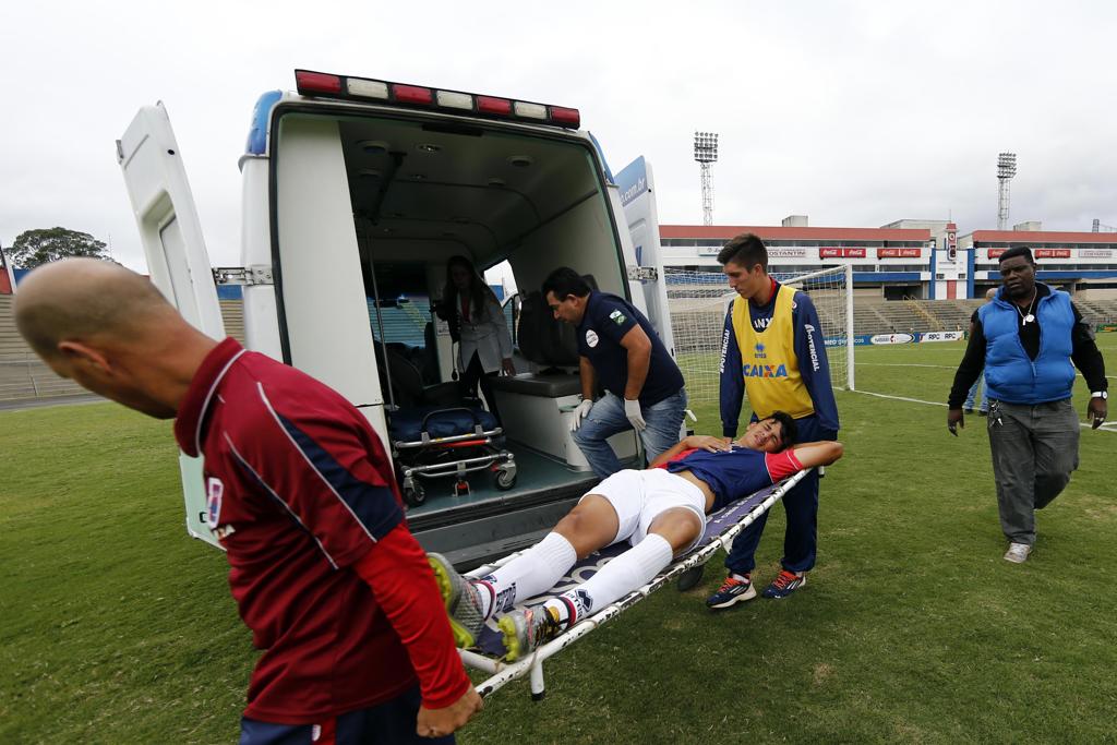 Jogador paranista é levado para a ambulância após forte pancada na cabeça: atacante de 16 anos deve receber alta nesta segunda-feira. | Albari Rosa/Gazeta do Povo