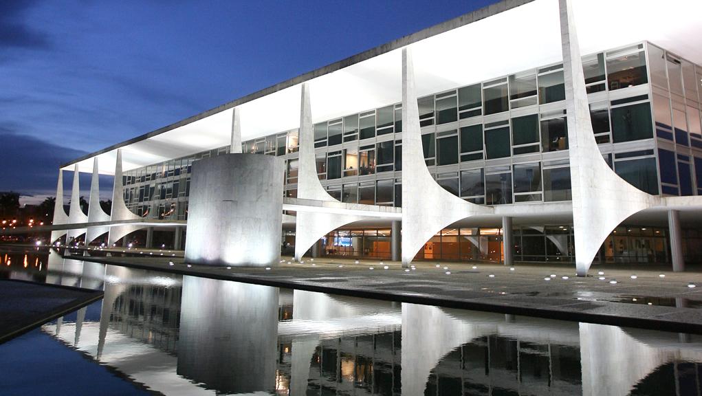 Planalto: vizinhos da Praça dos Três Poderes não ajudam a conter gastos, um dos motivos da crise. | Rodolfo Bührer
/Gazeta do Povo/Arquivo