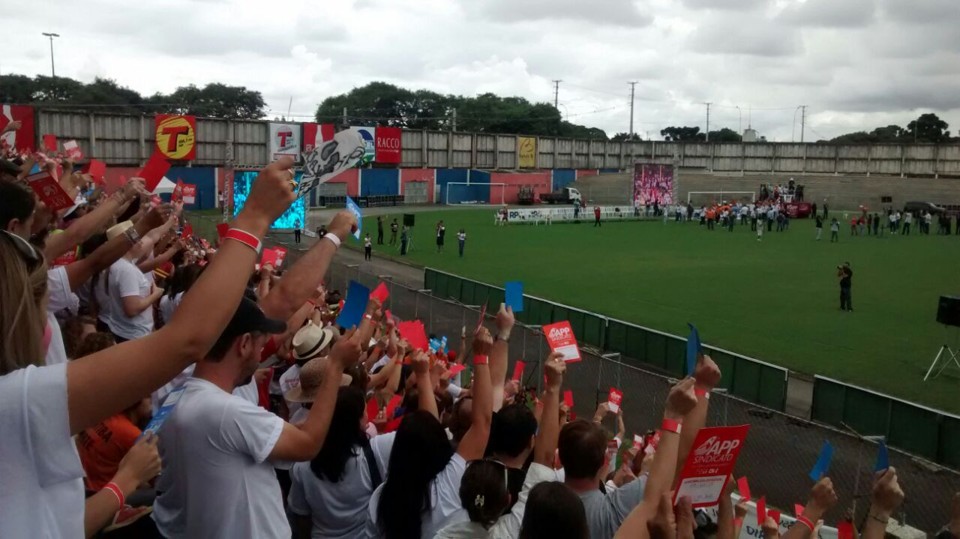 Em assembleia, professores decidem pela suspensão da greve | Daniel Castellano/Gazeta do Povo