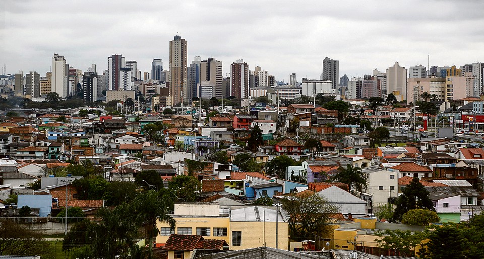 Embora Curitiba tenha o dobro da média de moradias verticais do país, casas ainda são maioria na capital. | Henry Milléo/Gazeta do Povo