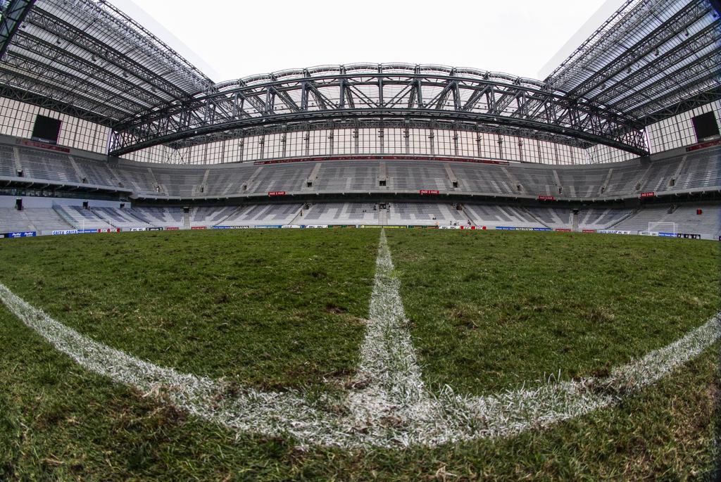 Arena da Baixada na partida entre Andraus e Apuracana Sports na última segunda-feira (23): para o dirigente do Coritiba, gramado não dá condições para o clássico. | Daniel Castellano/Gazeta do Povo