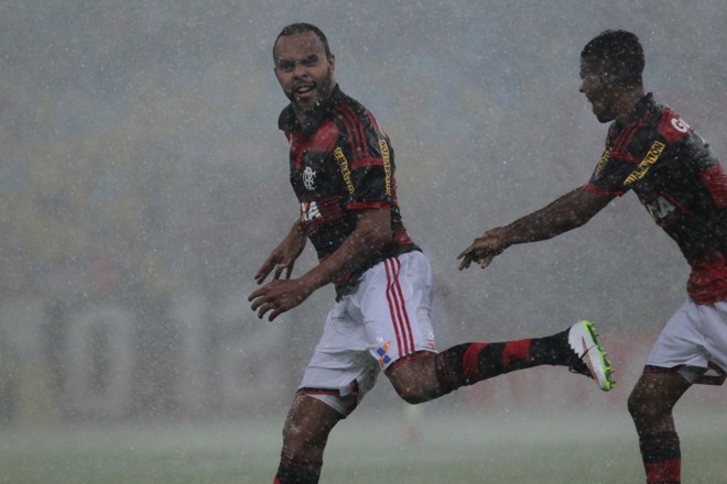 Alecsandro comandou o clássico, fazendo um gol no seco e outro na chuva. | Gilvan Souza/ Fla Imagem