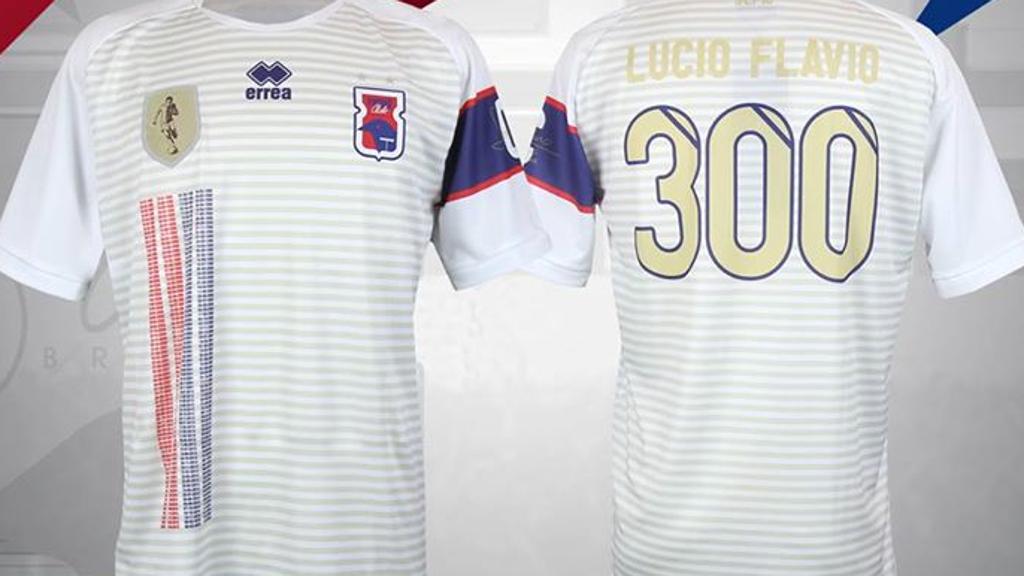 Camisa comemorativa dos 300 jogos de Lúcio Flávio, com as datas das partidas no lado direito do peito: sucesso de vendas. | Divulgação