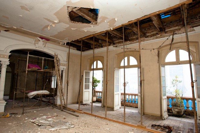 Sem uso, prédio sofreu várias deteriorações em sua estrutura física. | Henry Milléo / Gazeta do Povo