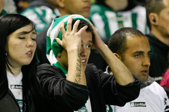 A torcida coxa-branca não conseguia acreditar no que via no Couto Pereira. | Daniel Castellano/Gazeta do Povo