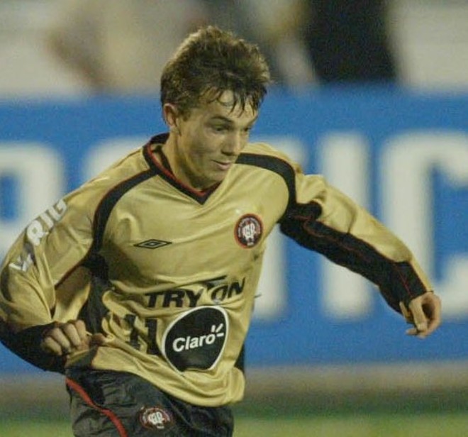 Versão dourada lançada em 2003, usada por Dagoberto em 2004. Em cinco jogos, Atlético perdeu três e empatou dois e a camisa número 3 ficou com fama de azarada. | 