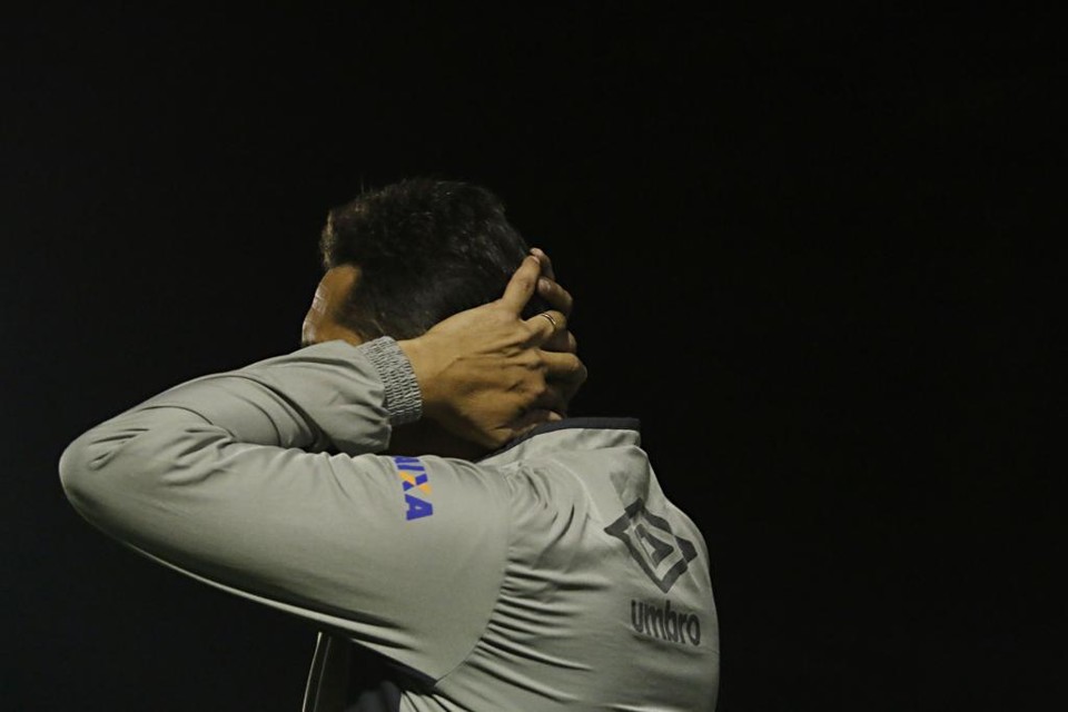 Claudinei Oliveira ainda  não venceu no comando do Atlético no Estadual: três jogos, com duas derrotas e um empate. | Josué Teixeira/Gazeta do Povo