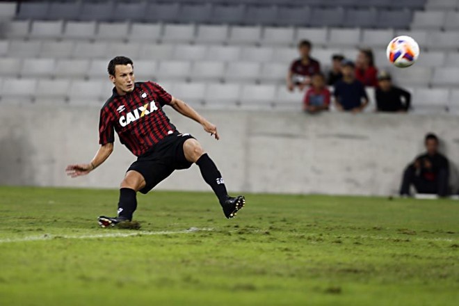 Gustavo finaliza para abrir o placar logo no primeiro minuto de jogo. | Albari Rosa/Gazeta do Povo