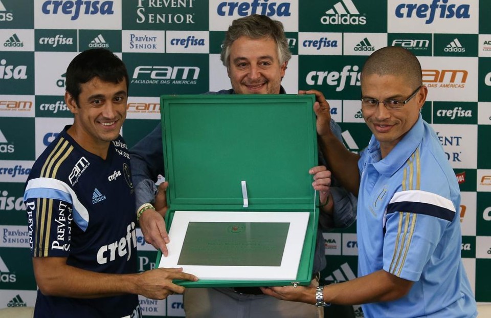 Robinho e Alex receberam placa do presidente Paulo Nobre. | Cesar Greco/Fotoarena/Folhapress