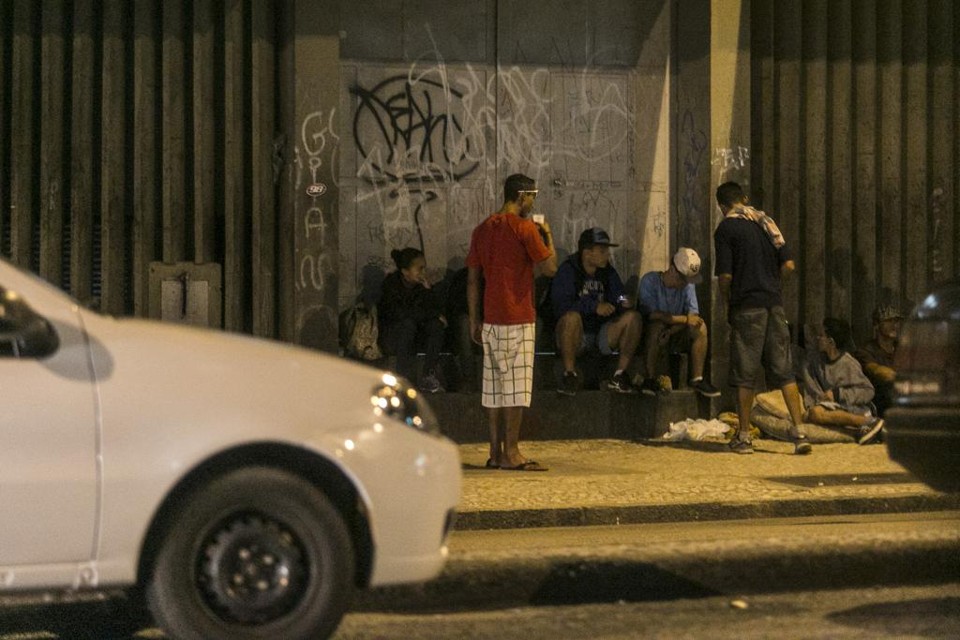 Aumento na quantidade de moradores de rua pode estar relacionado ao crescimento de uso de drogas. | Marcelo Andrade/Gazeta do Povo