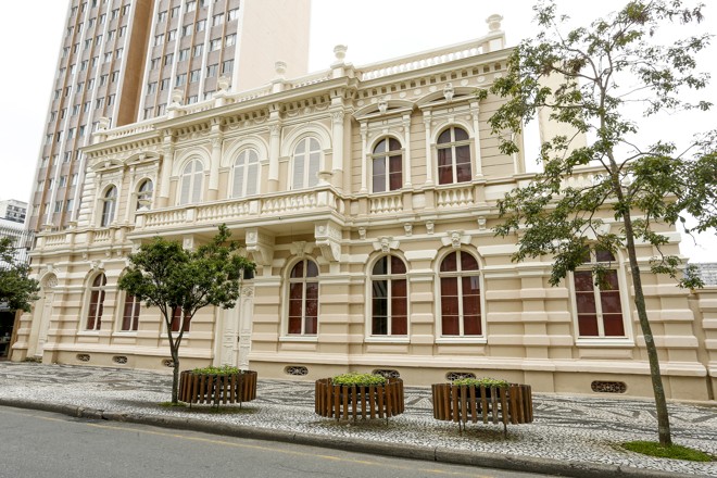 Totalmente restaurado, reforma do MIS conseguiu resgatar a simetria da fachada original do prédio, de 1890. | Hugo Harada/Gazeta do Povo