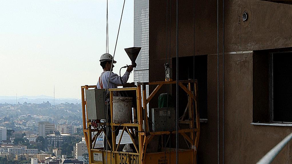 A construção civil fechou 25,8 mil vagas frente a contratação líquida de 25 mil trabalhadores em fevereiro do ano passado | Ivonaldo Alexandre/Gazeta do Povo