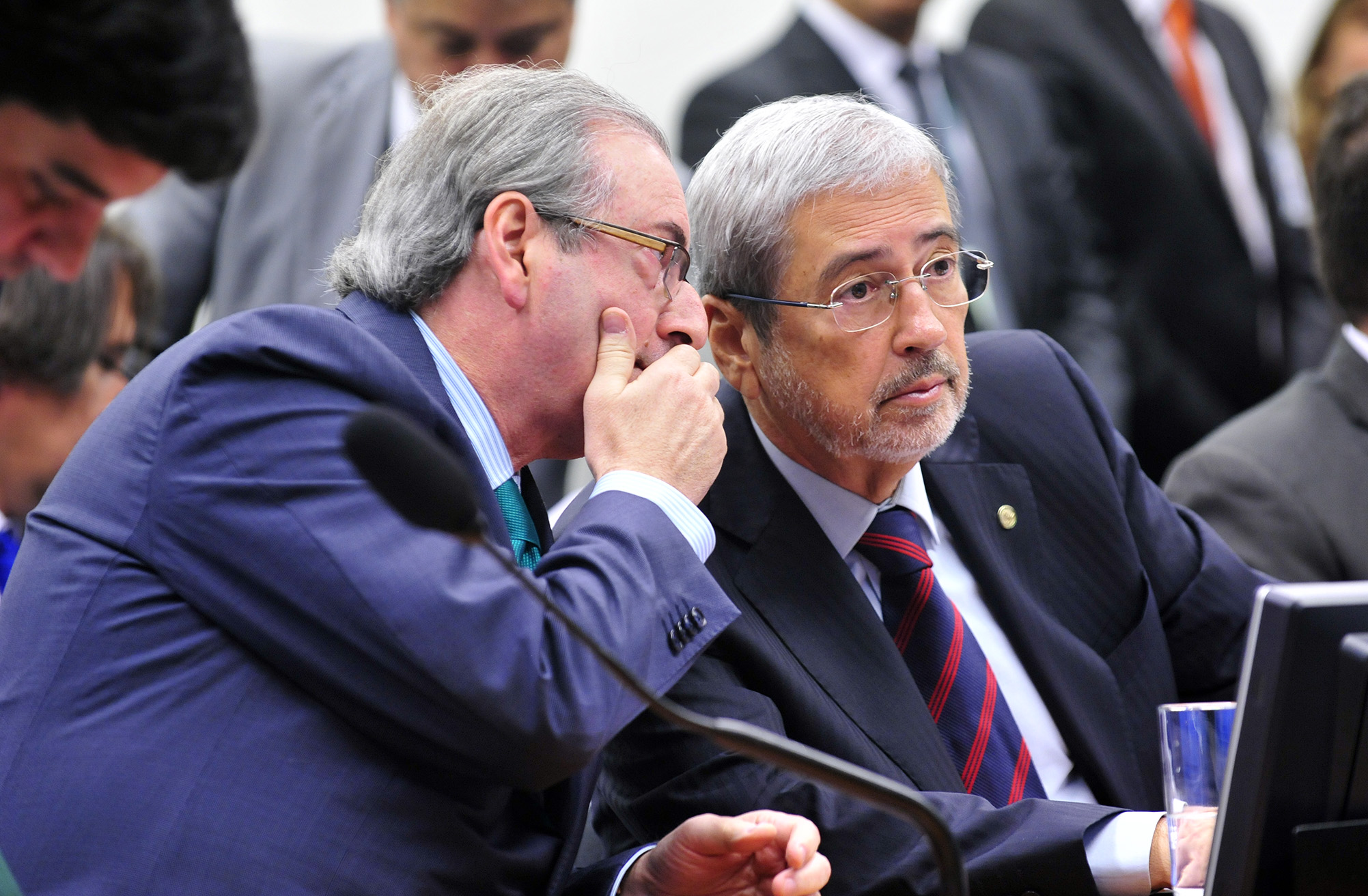 Eduardo Cunha conversa com o deputado Antonio Imbassahy na CPI da Petrobras | Gabriela Korossy/Câmara dos Deputados