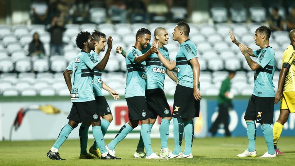 Negueba (à esquerda) foi cumprimentado por quase todo o time do Coritiba: “O simples também é bonito”. | Hugo Harada/Gazeta do Povo