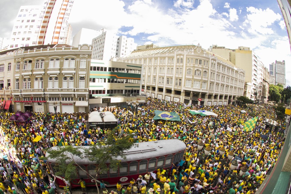 Manifestantes tomaram conta do Centro de Curitiba: pelo fim da corrupção no país. | Paulo Lisboa / Tribuna/Ttribuna